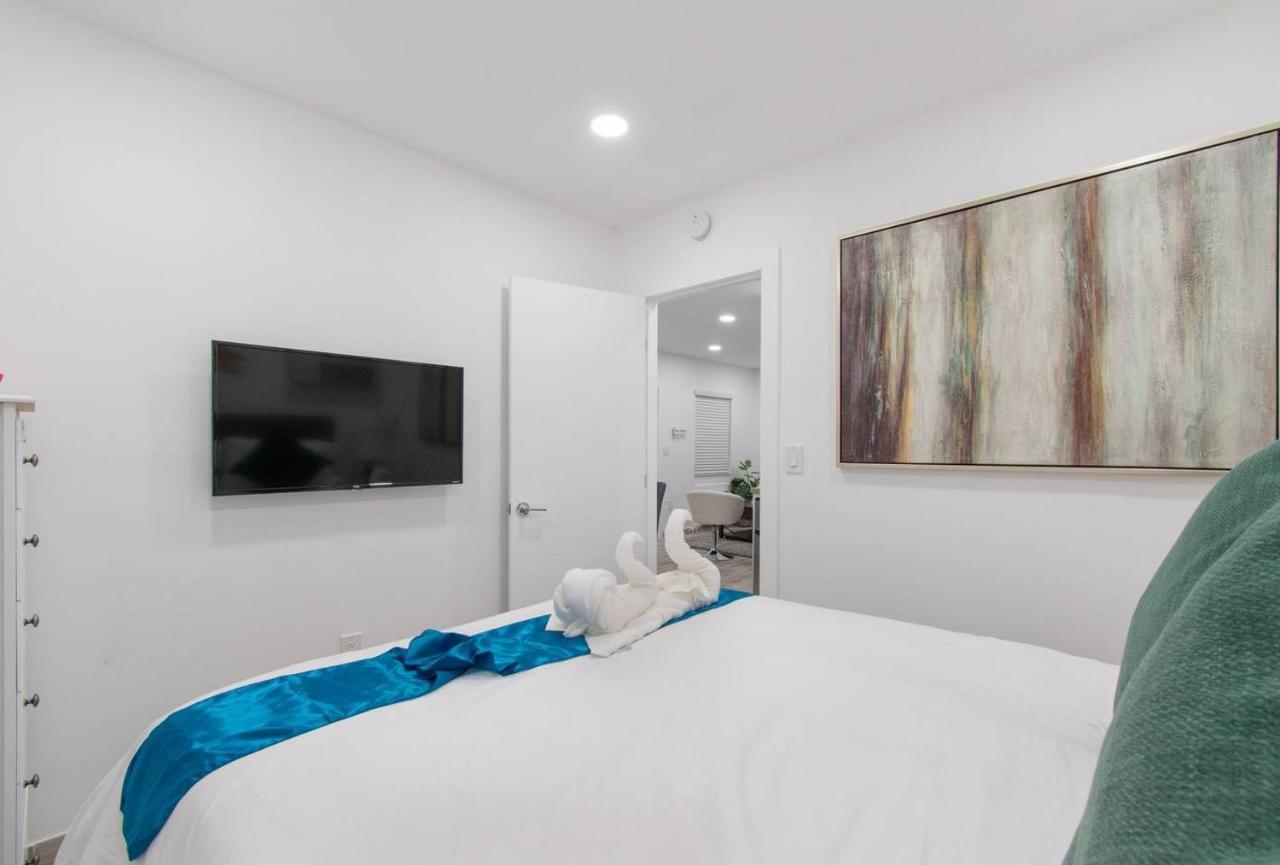 Newly Renovated 1 Bedroom Apt Designer Unit # 3 Hollywood Exterior photo